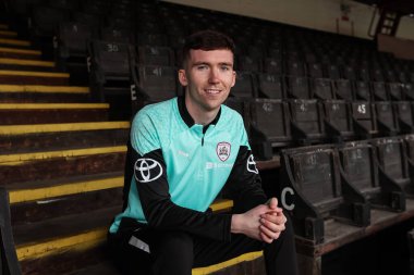 Conor Grant, 2 Şubat 202 'de Oakwell, Barnsley, Birleşik Krallık' ta yaz aylarında kalıcı taşınma seçeneği ile birlikte sezon sonuna kadar MK Dons için kiralık olarak Barnsley FC ile sözleşme imzaladı.