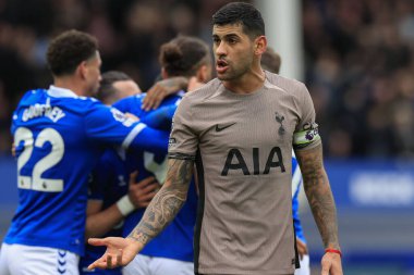 Tottenham Hotspur 'dan Cristian Romero, İngiltere' nin Liverpool kenti Goodison Park 'ta oynanan Premier League maçında Everton Tottenham Hotspur' a karşı eşitlik golüne tepki gösterdi.