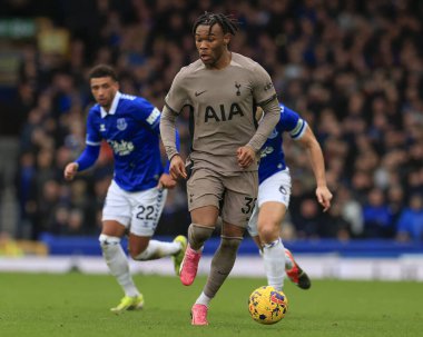 Tottenham Hotspur 'dan Destiny Udogie, Premier League maçında topla koşuyor Everton Tottenham Hotspur' a karşı Goodison Park, Liverpool, İngiltere, 3 Şubat 202