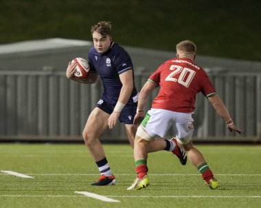 İskoçya U20 'den Monroe Job, 2024 Guinness U20 maçında Galler' in Harri Beddall 'ı ile İskoçya' nın U20 'leri arasındaki Stadiwm CSM, Colwyn Bay, Birleşik Krallık, 2 Şubat 202
