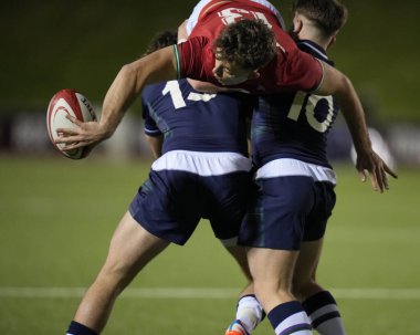 Galler U-20 'den Louie Hennessey, İskoçya' dan Isaac Coates ve İskoçya 'dan Fergus Watson' ın 2024 Guinness U-20 'ler, Galler - İskoçya U20' ler Stadyumu CSM, Colwyn Ba