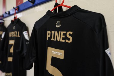 3 Şubat 202 'de İngiltere' nin Bolton Stadyumu 'nda Bolton Wanderers ile Barnsley maçında Barnsley' in oynadığı Sky Bet 1 maçında Barnsley 'li Donovan Pines' ın oynadığı deplasman tişörtü