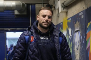 Warrington Wolves takımından James Harrison, 3 Şubat 202 'de İngiltere' nin Warrington şehrinde oynanan Halliwell Jones Stadyumu 'nda Warrington Wolves ve Leigh Leopards maçından önce stadyuma geldi.