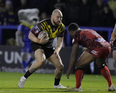 Warrington Wolves takımından Gil Dudson, 3 Şubat 202 'de İngiltere' nin Warrington kentinde oynanan Rugby Ligi Joe Philbin Tanıklık maçı sırasında Edwin Ipape 'de koşuyor.
