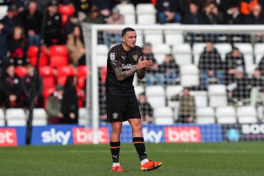 Blackpool 'dan Oliver Norburn, 3 Şubat 202' de İngiltere 'nin Stevenage stadyumunda oynanan Sky Bet 1 karşılaşmasında takım arkadaşlarını alkışladı.