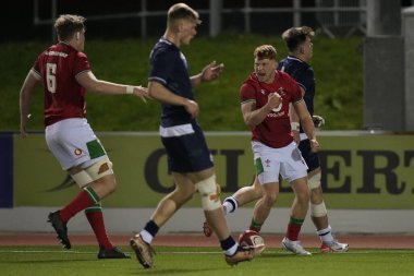 Wales U20 'nin Walker Price' ı 2024 Guinness U20-6 Milletler Stadyum CSM, Colwyn Bay, Birleşik Krallık, 2 Şubat 202 'de Galler - İskoçya U20' ler maçında gol attıktan sonra kutluyor.
