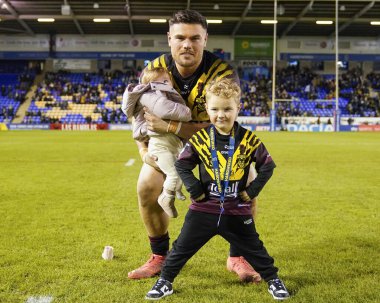 Warrington Wolves takımından Joe Philbin ve çocukları Rugby Ligi 'nden Joe Philbin tanıklık maçı öncesi Warrington Wolves, Halliwell Jones Stadyumu' nda Leigh Leopards 'a karşı, 3 Şubat 202