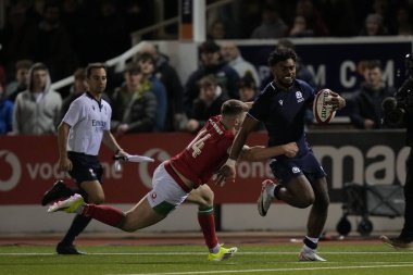 İskoçya 'dan Amena Caqusau, Galler' den Harry Rees-Weldon U20 'nin 2024 Guinness U-20 maçı sırasında İskoçya' daki U20 'lere karşı Stadiwm CSM, Colwyn Bay, Birleşik Krallık, 2 Şubat 202' de Galler - U20 'ler maçında mola verdi.