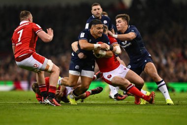 İskoçyalı Sione Tuipulotu, 3 Şubat 202 'de İngiltere' nin Cardiff kentindeki Principality Stadyumu 'nda Galler - İskoçya maçı sırasında Galli Nick Tompkins tarafından yenildi.