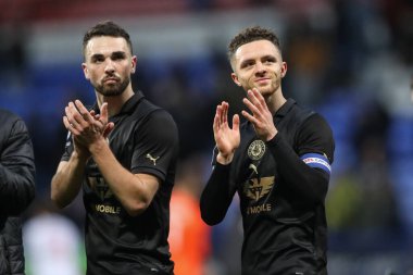 Barnsley 'den Jordan Williams ve Barnsley' den Adam Phillips, 3 Şubat 202 'de İngiltere' nin Toughsheet Community Stadyumu 'nda oynanan 1-1' lik Gökyüzü İddia Ligi 1 maçında Bolton Wanderers - Barnsley maçında seyircileri alkışlıyor.