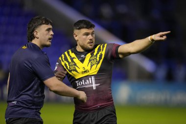 Warrington Wolves 'tan Joe Philbin Rugby Ligi' nden Joe Philbin, Warrington Wolves 'a karşı Leigh Leopards maçından önce ısınıyor.
