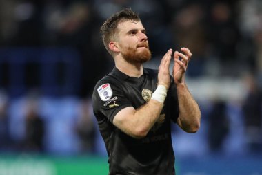 Barnsley 'den Nicky Cadden, 3 Şubat 202' de İngiltere 'nin Bolton kentindeki Toughsheet Community Stadyumu' nda 1-1 berabere kalan Bolton Wanderers ile Barnsley maçında seyyar taraftarları alkışlıyor.