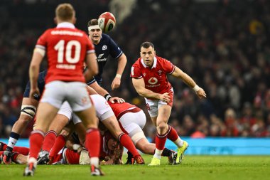 Galler 'den Gareth Davies, 3 Şubat 202' de İngiltere 'nin Cardiff kentindeki Principality Stadyumu' nda oynanan Galler - Galler maçı sırasında pas attı.