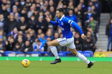 Everton 'dan Dwight McNeil, İngiltere' nin Liverpool kenti Goodison Park 'ta oynanan Everton Tottenham Hotspur maçında topla koşuyor.