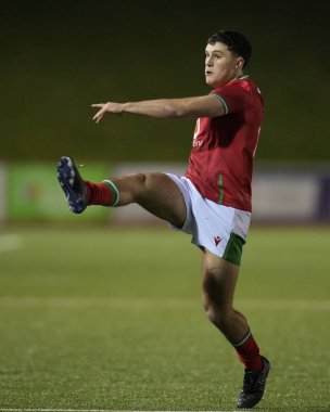 Galler 'den Harri Wilde U20' nin 2024 Guinness U20 'si ile İskoçya U20' leri arasında Stadiwm CSM, Colwyn Bay, Birleşik Krallık, 2 Şubat 202 'de oynanan karşılaşma sırasında dokunmak için attığı tekmeler.