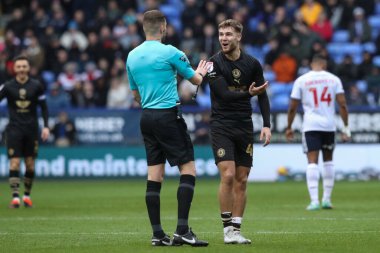 Barnsley 'den John Mcatee, Bolton' a 3 Şubat 202 'de Toughsheet Community Stadyumu' nda oynanan Sky Bet 1 maçında Bolton Wanderers ile Barnsley maçında serbest vuruş yapan hakem John Busby 'ye tepki gösterdi.