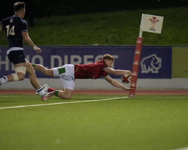 Wales U20 'nin Walker Price' ı 2024 Guinness U20-6 Milletler Stadiwm CSM, Colwyn Bay, Birleşik Krallık, 2 Şubat 202 'de Galler - İskoçya U20' ler maçında gol atmak için daldı.