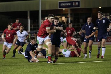 Galler U20 'den Morgan Morse, İskoçya U20' nin 2024 Guinness U20 maçında İskoçya U20 'lere karşı Stadiwm CSM, Colwyn Bay, Birleşik Krallık' ta 2 Şubat 202 'de oynanan maçta gol atmak için İskoçya U20' nin savunmasını geçti.