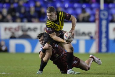 Leigh Leopar takımından Kai Odonnell, Warrington Wolves takımından George Williams 'ı 3 Şubat 2024' te Halliwell Jones Stadyumu, Warrington, İngiltere 'de oynanan Rugby Ligi Joe Philbin Tanıklık maçı sırasında yendi.