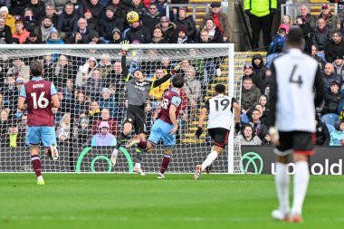 Fulham 'dan Rodrigo Muniz Premier Lig maçında 3 Şubat 202' de Burnley Fulham 'a karşı Turf Moor, Burnley, İngiltere' de oynanan maçta topu 0-2 Fulham 'a attı.
