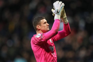 Barnsley 'li Liam Roberts, 3 Şubat 202' de İngiltere 'nin Bolton Stadyumu' nda oynanan 1-1 'lik Sky Bet Lig 1 karşılaşmasında Bolton Wanderers' ın Barnsley 'e karşı oynadığı maçı izleyen taraftarları alkışlıyor.