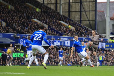 Tottenham Hotspur 'dan James Maddison, İngiltere' nin Liverpool kenti Goodison Park 'ta oynanan Premier League maçında Everton Tottenham Hotspur' a karşı kalede şut çekti.