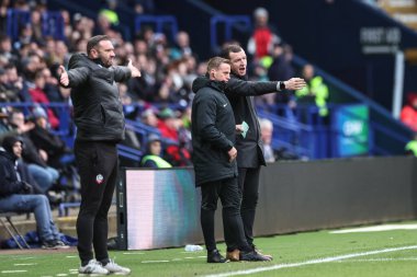 Neill Collins Barnsley 'in baş antrenörü 3 Şubat 202' de İngiltere 'nin Bolton şehrindeki Toughsheet Community Stadyumu' nda oynanan Sky Bet 1 karşılaşmasında Bolton Wanderers ile Barnsley maçında tepki gösterdi.