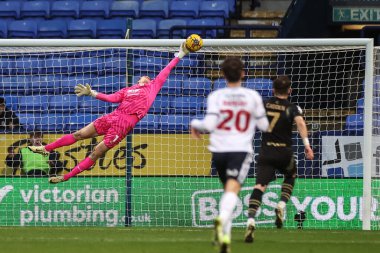Barnsley 'den Liam Roberts, Bolton Wanderers' ın 3 Şubat 202 'de Toughsheet Community Stadyumu' nda Bolton Wanderers 'a karşı oynadığı maçta Bolton Wanderers' dan Aaron Collins 'in attığı şutu kurtardı.