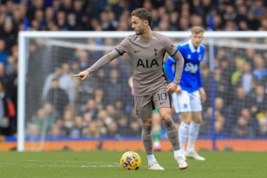 Tottenham Hotspur takımından James Maddison, Premier League maçında topu kontrol ediyor Everton, Tottenham Hotspur 'a karşı Goodison Park, Liverpool' da, 3 Şubat 202