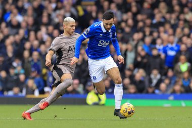 Everton 'dan Dwight McNeil ve Tottenham Hotspur' dan Richarlison Premier Lig maçında Everton Tottenham Hotspur 'a karşı Goodison Park, Liverpool, Birleşik Krallık' ta 3 Şubat 202 'de oynanan karşılaşmada topa karşı mücadele ettiler.