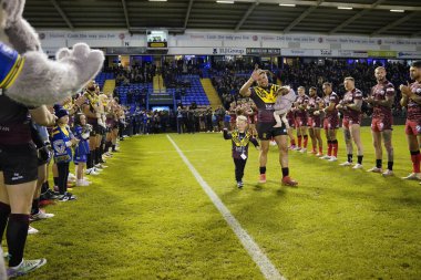 Warrington Wolves 'dan Joe Philbin, 3 Şubat 202' de Warrington, İngiltere 'deki Halliwell Jones Stadyumu' nda oynanan Rugby Ligi Joe Philbin Tanıklık maçı öncesinde çocuklarıyla birlikte yürüyüp gitti.