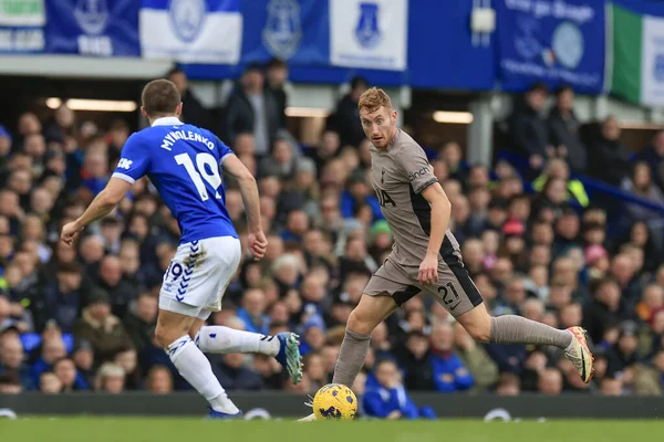 Tottenham Hotspur takımından Dejan Kulusevski Premier Lig maçında topu kontrol ediyor Everton Tottenham Hotspur 'a karşı Goodison Park, Liverpool, İngiltere, 3 Şubat 202