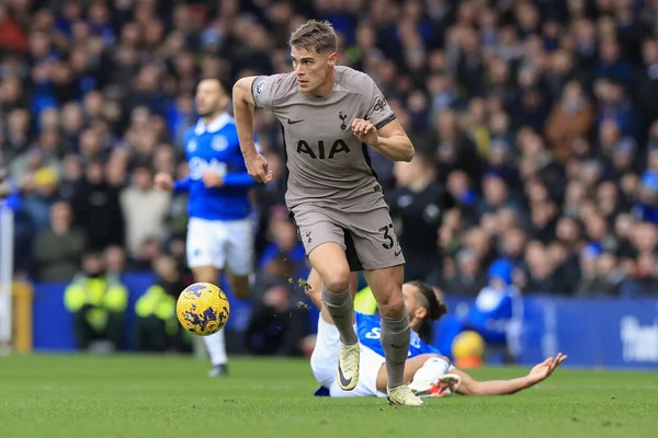 Tottenham Hotspur takımından Micky van de Ven, 3 Şubat 202 'de Goodison Park, Liverpool' da oynanan Premier League maçında topla koşuyor.