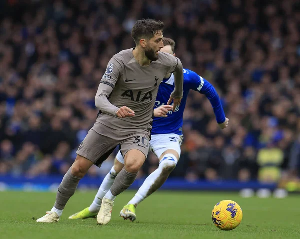 Tottenham Hotspur takımından Rodrigo Bentancur Premier Lig maçında topu kontrol ediyor Everton Tottenham Hotspur 'a karşı Goodison Park, Liverpool, İngiltere, 3 Şubat 202