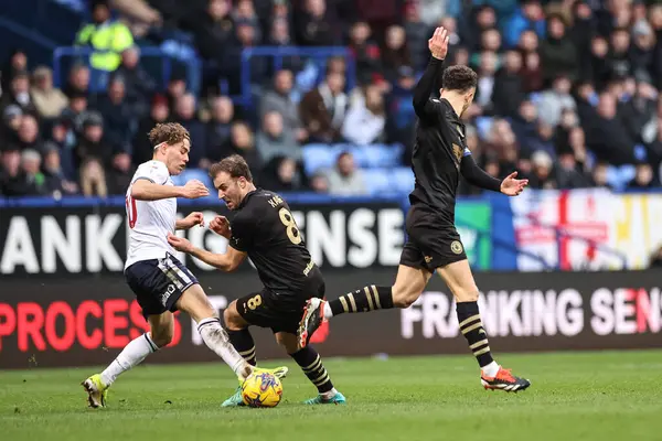Barnsley 'den Herbie Kane, Bolton Wanderers' dan Dion Charles 'a 3 Şubat 202' de Toughsheet Community Stadyumu 'nda Bolton Wanderers' ın Barnsley 'e karşı oynadığı maçta faul yaptı.