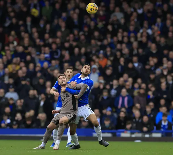 Tottenham Hotspur 'dan James Maddison ve Everton' dan Dwight McNeil Premier Lig maçında Everton Tottenham Hotspur 'a karşı Goodison Park, Liverpool, Birleşik Krallık' ta 3 Şubat 202 'de oynadılar.