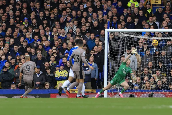 Tottenham Hotspur takımından Richarlison, İngiltere 'nin Liverpool kenti Goodison Park' ta oynanan Premier League maçında Everton Tottenham Hotspur 'a karşı 0-1 berabere kaldı.