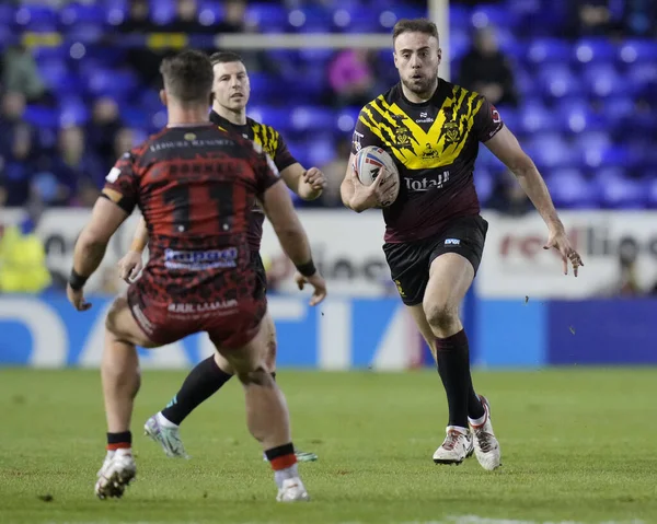 Warrington Wolves 'dan James Harrison, 3 Şubat 2024' te İngiltere 'nin Warrington kentinde oynanan Rugby Ligi Joe Philbin Tanıklık maçı sırasında Leopards takımından Kai ODonnell' da koşuyor.
