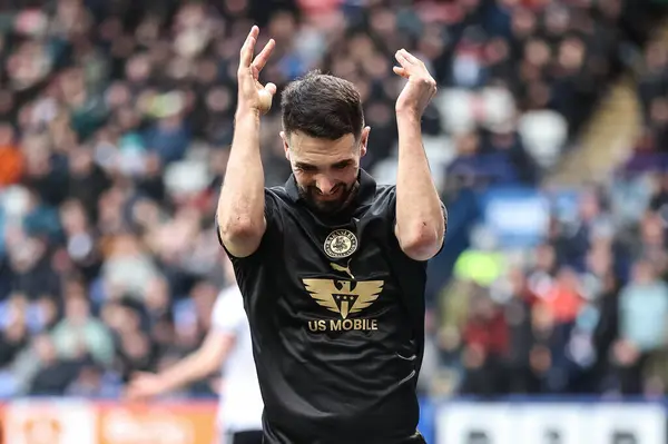 Barnsley 'li Adam Phillips, 3 Şubat 202' de İngiltere 'nin Bolton Stadyumu' nda oynanan 1. Gökyüzü İddia Ligi karşılaşmasında Bolton Wanderers ile Barnsley maçında gol atma şansını kaçırınca tepki gösterdi.