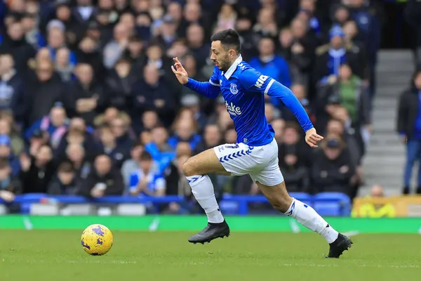 Everton 'dan Dwight McNeil, İngiltere' nin Liverpool kenti Goodison Park 'ta oynanan Everton Tottenham Hotspur maçında topla koşuyor.