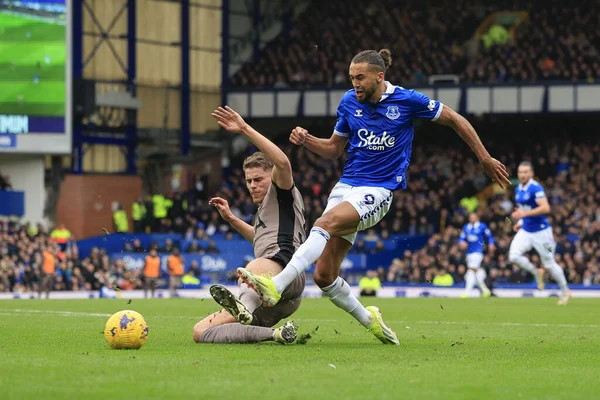 Everton 'dan Dominic Calvert-Lewin' e Tottenham Hotspur 'dan Micky van de Ven, Everton' a karşı Tottenham Hotspur maçında Goodison Park, Liverpool 'da 3 Şubat 202' de karşı karşıya geldi.