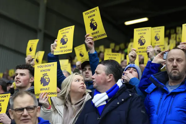 Everton taraftarları, İngiltere 'nin Liverpool eyaletinin Goodison Park kentinde oynanan Everton Tottenham Hotspur maçının öncesinde protesto kartlarını kaldırdı.