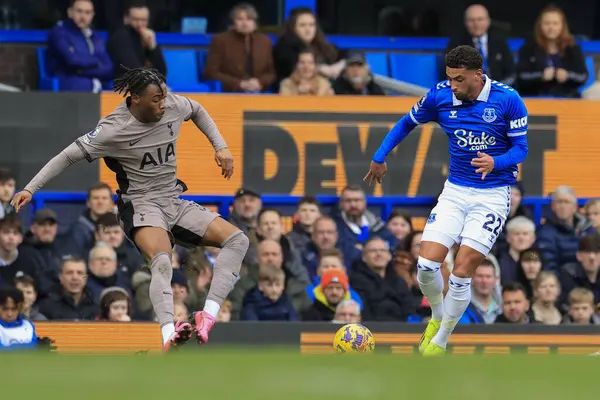 Everton 'dan Ben Godfrey, 3 Şubat 202' de Goodison Park, Liverpool 'da oynanan Premier League maçında Tottenham Hotspur' a karşı Tottenham maçında Tottenham Hotspur 'un rakibi Tottenham Hotspur' a meydan okudu.