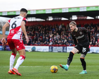 Blackpool takımından Hayden Coulson 3 Şubat 202 'de İngiltere' nin Stevenage-Blackpool maçında pas veriyor.
