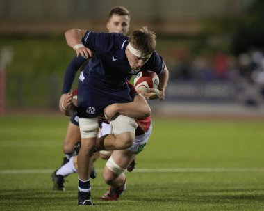 İskoçya U20 'den Freddy Douglas, 2024 Guinness U20' de Galler U-20 'ye karşı İskoçya U20' ler Stadiwm CSM, Colwyn Bay, Birleşik Krallık 'ta 2 Şubat 202' de oynanan karşılaşmada Galler U-20 'nin savunmasını geçti.