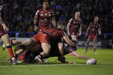 Warrington Wolves takımından James Harrison, 3 Şubat 202 'de Warrington Wolves' a karşı Leigh Leopards 'ın oynadığı Rugby Ligi Joe Philbin Tanıklık maçında gol atmak için daldı.