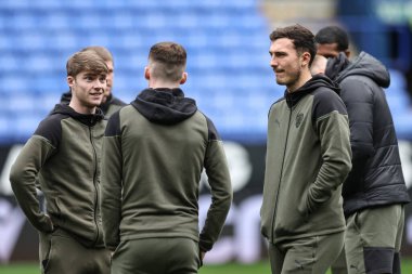 Barnsley 'den Luca Connell, 3 Şubat 202' de İngiltere 'deki Toughsheet Community Stadyumu' nda oynanan Sky Bet 1 karşılaşmasında Barnsley 'li Conor Grant ile konuştu.