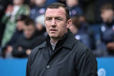 Neill Collins Barnsley 'in baş antrenörü, 3 Şubat 202' de İngiltere 'de oynanan Toughsheet Community Stadyumu' nda oynanan Sky Bet 1 karşılaşmasında Bolton Wanderers ile Barnsley maçına bakıyor.