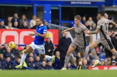 Everton 'dan Dominic Calvert-Lewin, 3 Şubat 202' de Goodison Park, Liverpool 'da oynanan Premier League karşılaşmasında Tottenham Hotspur' dan Micky van de Ven 'i geçiyor.