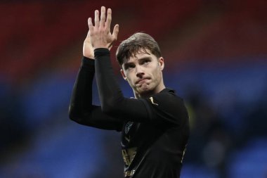 Barnsley 'den Luca Connell, 3 Şubat 202' de İngiltere 'nin Bolton kentindeki Toughsheet Community Stadyumu' nda oynanan 1-1 'lik Gökyüzü İddia Ligi karşılaşmasında 1 berabere kalan seyircileri alkışlıyor.